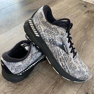 Women’s Brooks Running Shows Size 8